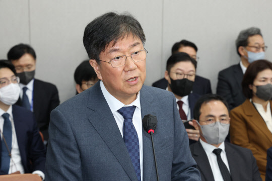 김대기 대통령실 비서실장이 8일 국회 운영위원회에서 열린 대통령비서실·국가안보실·대통령 경호처에 대한 국정감사에서 업무보고하고 있다. 연합뉴스